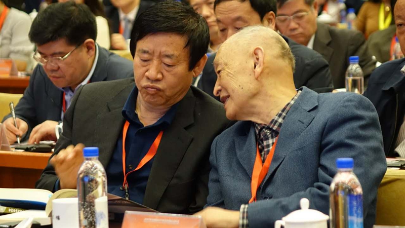 宋振騏院士和王繼忠董事長交談.jpg
