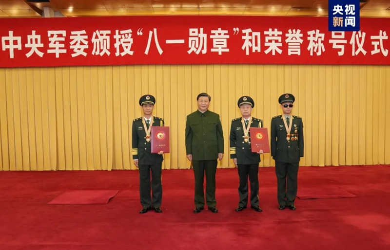 中央軍委舉行頒授“八一勛章”和榮譽(yù)稱號(hào)儀式 習(xí)近平向“八一勛章”獲得者頒授勛章和證書(shū) 向獲得榮譽(yù)稱號(hào)的單位頒授榮譽(yù)獎(jiǎng)旗.jpg
